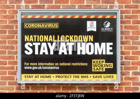 Signez ou notez pendant le confinement national de la pandémie de covid-19 du coronavirus de 2021 qui se lit comme rester à la maison, dans le centre-ville de Woking, Surrey, Angleterre, Royaume-Uni Banque D'Images