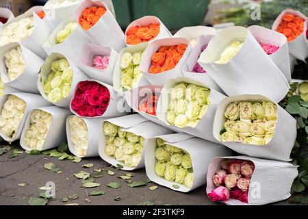 Bouquets de fleurs colorés à la place du marché de Paloquemao, Bogota, Colombie Banque D'Images