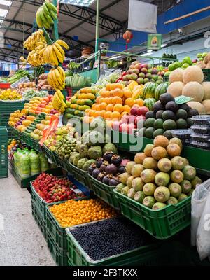 Belle exposition de fruits à la place du marché de Paloquemao, Bogota, Colombie Banque D'Images