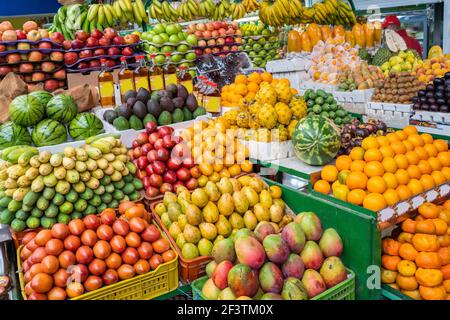 Belle exposition de fruits à la place du marché de Paloquemao, Bogota, Colombie Banque D'Images