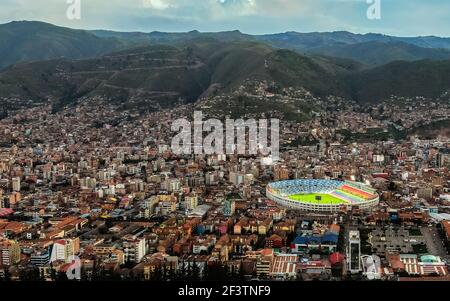 Vue panoramique sur le district de Wanchaq et l'Inca Gacilaso Stade de football de la Vega à Cusco tourné avec un DJI Mavic Zoom drone dans un beau Banque D'Images