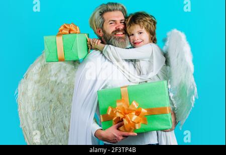 Père et fils Valentines anges. cupidon Saint-Valentin avec boîte cadeau. Banque D'Images