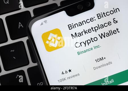 Application Binance affichée sur l'écran du smartphone qui est placé sur le clavier de l'ordinateur portable. Marché Bitcoin et portefeuille crypto. Stafford, Royaume-Uni, Banque D'Images