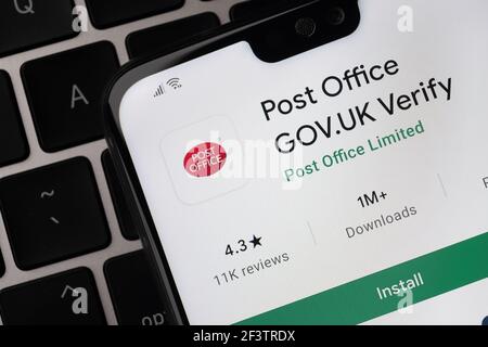Application British Post Office vue sur l'écran du smartphone qui est placé sur le clavier de l'ordinateur portable. Stafford, Royaume-Uni, 14 mars 2021 Banque D'Images