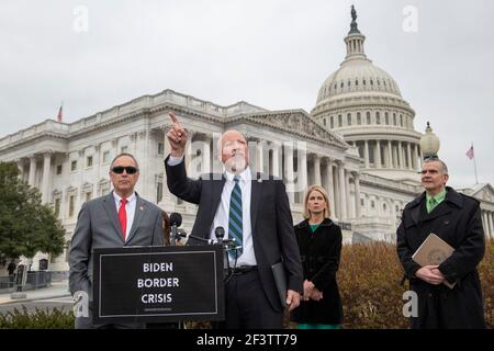 Le représentant des États-Unis Chip Roy (républicain du Texas) fait des remarques lors d'une conférence de presse du House Freedom Caucus sur l'immigration à la frontière sud, à l'extérieur du Capitole des États-Unis à Washington, DC, le mercredi 17 mars 2021. Crédit : Rod Lamkey/CNP/MediaPunch Banque D'Images