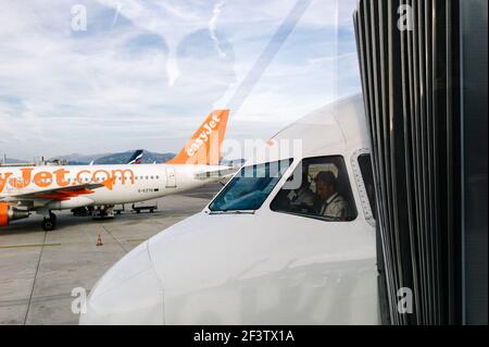Avion easyJet à la porte montrant des réflexions de passagers à l'embarquement alors que le pilote se prépare à partir de l'aéroport de Nice dans le sud de la France. Banque D'Images