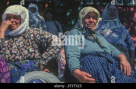 Des femmes locales regardent la danse Selendi Turquie Banque D'Images