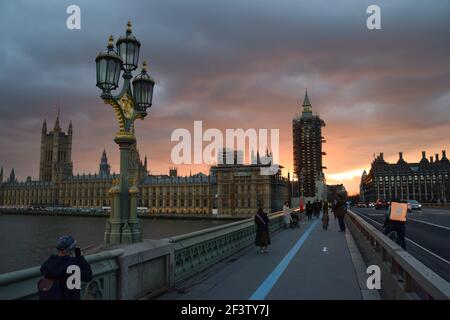 Londres, Royaume-Uni. 17 mars 2021. Un coucher de soleil spectaculaire sur les chambres du Parlement à Londres. Crédit : Vuk Valcic/SOPA Images/ZUMA Wire/Alay Live News Banque D'Images