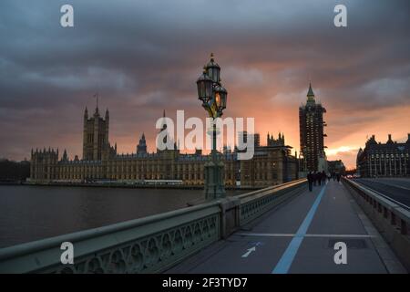 Londres, Royaume-Uni. 17 mars 2021. Un coucher de soleil spectaculaire sur les chambres du Parlement à Londres. (Photo de Vuk Valcic/SOPA Images/Sipa USA) crédit: SIPA USA/Alay Live News Banque D'Images