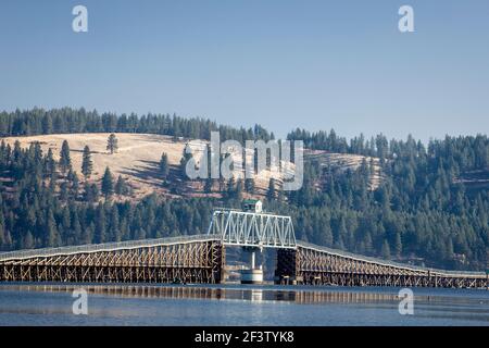 Sentier du pont de coeur d'Alenes pour la piste cyclable du parc national Heyburn dans l'Idaho. Banque D'Images