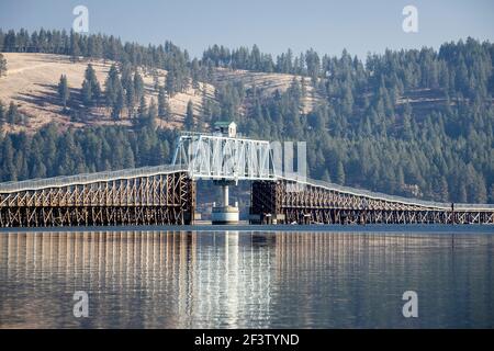 Sentier du pont de coeur d'Alenes pour la piste cyclable du parc national Heyburn dans l'Idaho. Banque D'Images