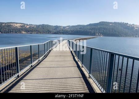 Le sentier du chemin cyclable coeur d'Alenes traversant le lac Chatcolet dans le nord de l'Idaho. Banque D'Images