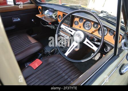 L'intérieur avant d'une voiture de domaine Triumph 2500 1974 garée en exposition au salon automobile classique de la Côte d'Azur, Paignton, Devon, Angleterre, Royaume-Uni. Banque D'Images