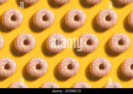 Motif de Donut sans couture sur un arrière-plan lumineux Banque D'Images