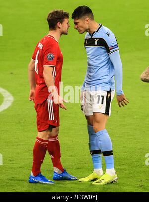 Munich, Allemagne. 17 mars 2021. Joshua Kimmich (L) du Bayern Munich est en conflit avec Joaquin Correa du Latium lors d'un match de la Ligue des champions de l'UEFA de 16 secondes entre le Bayern Munich et le Latium à Munich, en Allemagne, le 17 mars 2021. Credit: Philippe Ruiz/Xinhua/Alay Live News Banque D'Images