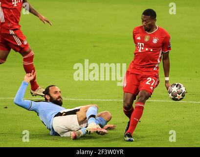 Munich, Allemagne. 17 mars 2021. David Alaba (R) du Bayern Munich vit avec Vedat Muriqi du Latium lors d'un tour de la Ligue des champions de l'UEFA de 16 deuxième match de match entre le Bayern Munich et le Latium à Munich, Allemagne, le 17 mars 2021. Credit: Philippe Ruiz/Xinhua/Alay Live News Banque D'Images