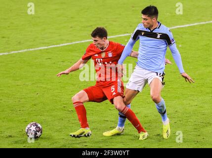 Munich, Allemagne. 17 mars 2021. Benjamin Pavard (L) du Bayern Munich rivalise avec Joaquin Correa du Latium lors d'un match de la Ligue des champions de l'UEFA de 16 secondes entre le Bayern Munich et le Latium à Munich, Allemagne, le 17 mars 2021. Credit: Philippe Ruiz/Xinhua/Alay Live News Banque D'Images