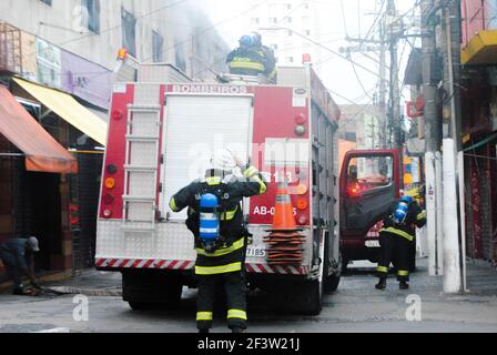 Sao Paulo, Sao Paulo, Brésil. 17 mars 2021. (INT) un bâtiment commercial prend feu à Sao Paulo. 17 mars 2021, Sao Paulo, Brésil: Un bâtiment de deux étages de l'industrie du vêtement a pris feu à Sao Paulo. Six équipes de pompiers opèrent sur le site pour arrêter l'incendie à Rua Bandeira de Mello à Santo Amaro. Crédit: Adeleke Anthony Fote/TheNews2 crédit: Adeleke Anthony Fote/TheNEWS2/ZUMA Wire/Alay Live News Banque D'Images