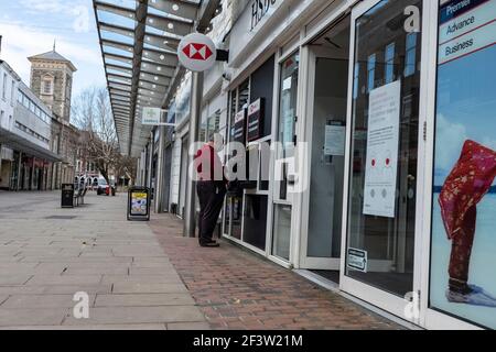 Carmarthenshire, Royaume-Uni. 17 mars 2021. Un homme portant un masque comme mesure préventive contre la propagation du covid-19 à l'aide d'une HSBC Cash machine au pays de Galles, au Royaume-Uni.huit autres personnes sont mortes du coronavirus au pays de Galles et le taux d'infection global a légèrement augmenté. (Photo par May James/SOPA Images/Sipa USA) crédit: SIPA USA/Alay Live News Banque D'Images