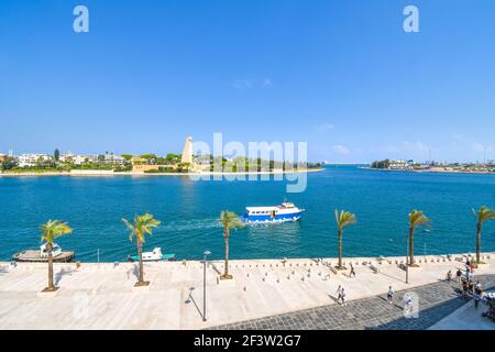 Le monument italien Sailor, promenade et baie dans la ville portuaire de Brindisi Italie dans la région sud de Puglia. Banque D'Images