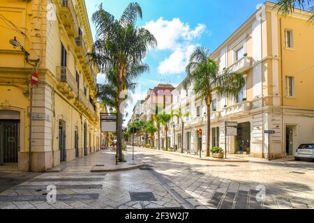 Les rues vides et fermés boutiques et cafés sur un matin d'été sur la rue principale, Corso Umberto, à travers le centre-ville de Brindisi, Italie Banque D'Images