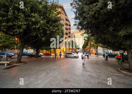 Les Italiens apprécient un passeggiata en début de soirée près de la Piazza Vittorio Emanuele sur le Corso Umberto, la rue principale à travers la ville de Brindisi Italie. Banque D'Images