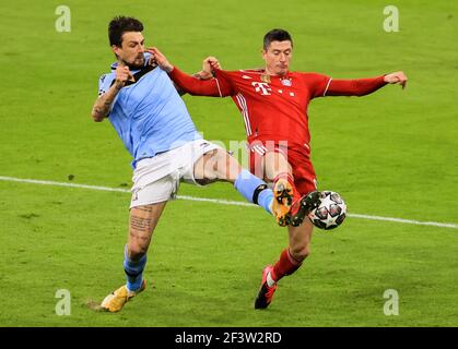 Munich, Allemagne. 17 mars 2021. Robert Lewandowski (R) du Bayern Munich rivalise avec Francesco Acerbi du Latium lors d'un match de la Ligue des champions de l'UEFA de 16 secondes entre le Bayern Munich et le Latium à Munich, Allemagne, le 17 mars 2021. Credit: Philippe Ruiz/Xinhua/Alay Live News Banque D'Images