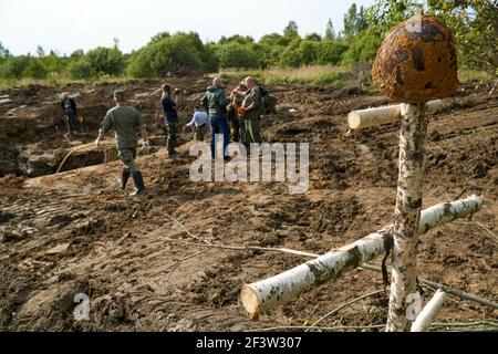 Une croix de bouleau sur le site d'une tombe de masse de soldats soviétiques pendant l'événement.expédition internationale de recherche « Rzhev. Le front de Kalinin » s’est tenu du 3 au 17 septembre, non loin du Mémorial de Rzhev au soldat soviétique. L'expédition était organisée par la Société historique militaire russe. En 2020, près de 500 moteurs de recherche provenant de 53 régions de la Fédération de Russie ont travaillé sur le territoire du district de Rzhevsky. Ils ont découvert les restes de plus de 704 soldats de l'Armée rouge qui sont morts pendant la Grande Guerre patriotique, 12 noms ont été établis. (Photo de Mihail Siergiejewicz/SOPA Images/Sipa Banque D'Images