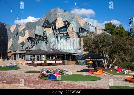 Melbourne Federation Square dans le centre ville arts et culture Quartier, Melbourne, Australie Banque D'Images