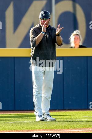 Edmond, OK, États-Unis. 16 mars 2021. L'entraîneur en chef de l'Oklahoma central John Martin lors d'un match de baseball entre les Oklahoma Christian Eagles et les Central Oklahoma Bronchos au stade Wendell Simmons Field à Edmond, OK. Gray Siegel/CSM/Alamy Live News Banque D'Images