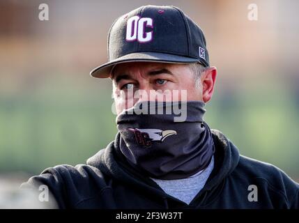 Edmond, OK, États-Unis. 16 mars 2021. L'entraîneur de tête chrétienne d'Oklahoma Lonny Cobble pendant un match de baseball entre les Eagles chrétiens d'Oklahoma et les Bronchos d'Oklahoma Central au stade Wendell Simmons Field à Edmond, OK. Gray Siegel/CSM/Alamy Live News Banque D'Images