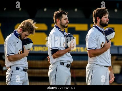 Edmond, OK, États-Unis. 16 mars 2021. Les joueurs de l'Oklahoma central avant un match de baseball entre les Oklahoma Christian Eagles et les Central Oklahoma Bronchos à Wendell Simmons Field à Edmond, OK. Gray Siegel/CSM/Alamy Live News Banque D'Images