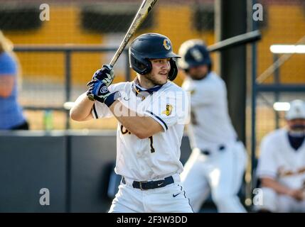 Edmond, OK, États-Unis. 16 mars 2021. Colton Bertus (1), un infieleur du centre de l'Oklahoma, à la chauve-souris lors d'un match de baseball entre les Oklahoma Christian Eagles et les Central Oklahoma Bronchos au stade Wendell Simmons Field à Edmond, Oklahoma. Gray Siegel/CSM/Alamy Live News Banque D'Images