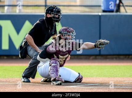 Edmond, OK, États-Unis. 16 mars 2021. L'Oklahoma Christian Catcher Zach Sanchez (30) lors d'un match de baseball entre les Oklahoma Christian Eagles et les Central Oklahoma Bronchos à Wendell Simmons Field à Edmond, OK. Gray Siegel/CSM/Alamy Live News Banque D'Images