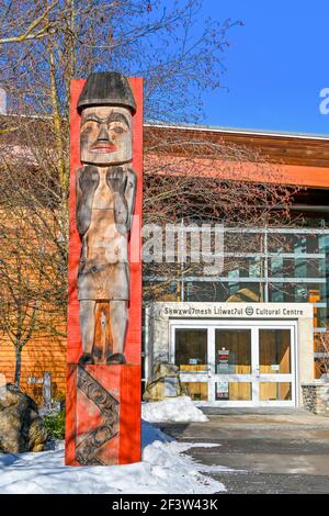 Bienvenue Figure, totem, pôle, Centre culturel Squamish Lil’wat, Whistler (Colombie-Britannique), Canada Banque D'Images