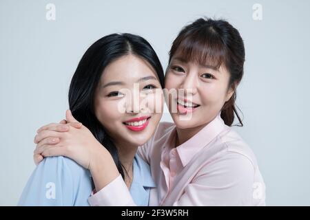 gros plan de deux belles femmes asiatiques, sœurs Banque D'Images