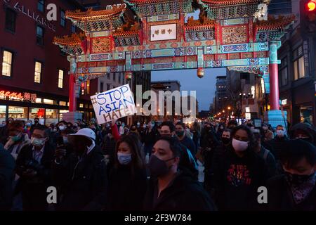 Washington, DC, Etats-Unis, 17 mars 2021. Photo : des centaines de personnes se sont rassemblées à la porte de Chinatown pour protester contre la violence anti-asiatique et se souvenir de ceux qui ont été assassinés en Géorgie. Crédit : Allison C Bailey/Alay Live News Banque D'Images