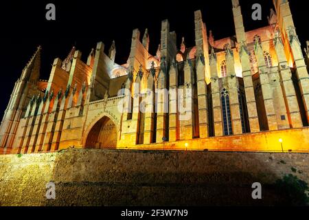 Cathédrale gothique de Palma de Majorque illuminée dans la nuit. Cathédrale de Santa Maria de Mallorca Banque D'Images