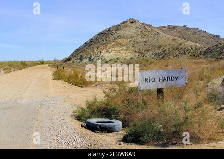 Panneau fait main sur une route de terre en direction de Hardy River, près de Mexicali, Baja California, Mexique; Rio Hardy est le seul fleuve navigable dans la péninsule. Banque D'Images