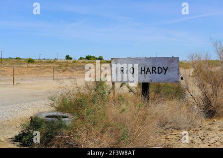 Panneau fait main sur une route de terre en direction de Hardy River, près de Mexicali, Baja California, Mexique; Rio Hardy est le seul fleuve navigable dans la péninsule. Banque D'Images