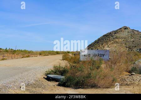 Panneau fait main sur une route de terre en direction de Hardy River, près de Mexicali, Baja California, Mexique; Rio Hardy est le seul fleuve navigable dans la péninsule. Banque D'Images