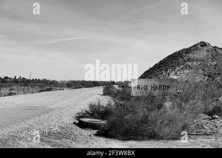 Panneau fait main sur une route de terre en direction de Hardy River, près de Mexicali, Baja California, Mexique; Rio Hardy est le seul fleuve navigable dans la péninsule. Banque D'Images