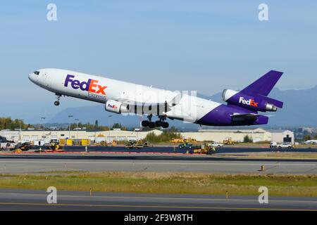 Avion cargo FedEx McDonnell Douglas MD-11F décollage de l'aéroport d'Anchorage. Avion de transport Federal Express MD11. Départ de l'avion. Banque D'Images