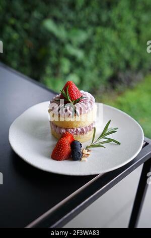 Gros plan gâteau court avec biscuits aux fraises Banque D'Images