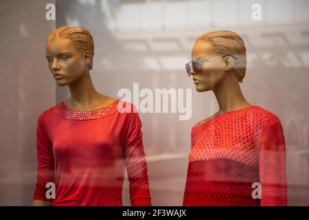 Portrait de deux femmes de démonstration dans UN magasin Fenêtre Banque D'Images