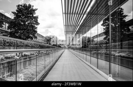 Vue sur les bâtiments du campus, Université Simon Fraser, Burnaby, C.-B. Banque D'Images