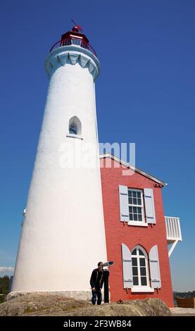 Vue sur le phare Fisgard, fort Rod Hill, Victoria, île de Vancouver, Colombie-Britannique Banque D'Images