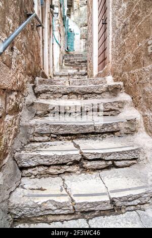 Des rues médiévales historiques interdémêlent la vieille ville et de longues rangées de marches mènent vers le haut et le bas de la citadelle vallonnée. Banque D'Images