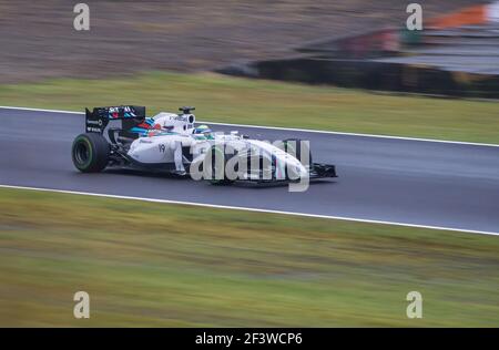 Felipe Massa conduisant une Williams FW36 à l'entrée de Spoon Curve sur le circuit de Suzuka pendant la pluie a affecté le Grand Prix japonais 2014. Banque D'Images