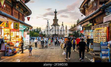 Kunming China , 4 octobre 2020 : belle vue pittoresque sur la rue de la vieille ville de Guandu avec les anciens Jingang Pagoda et les boutiques colorées au coucher du soleil à Ku Banque D'Images